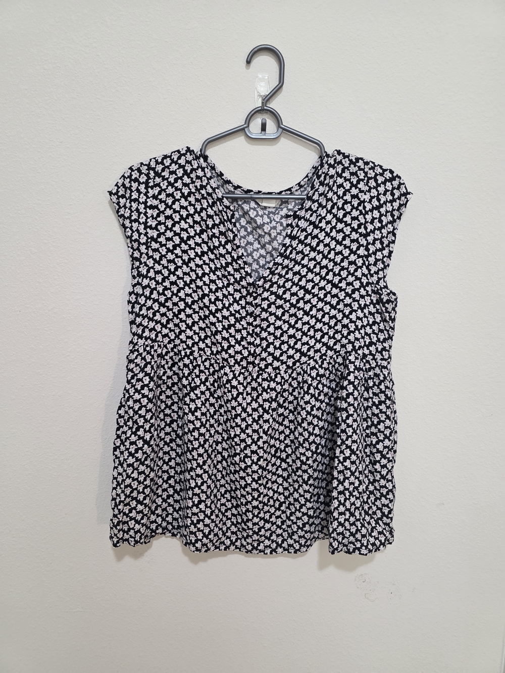 Caslon Black & White Floral Surplice Cap-Sleeve Blouse